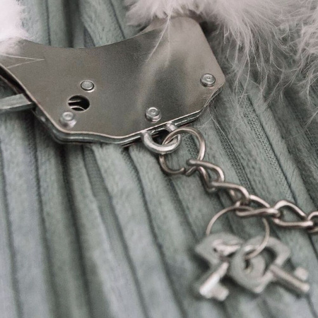 Наручники металлические Adrien Lastic Handcuffs White с белой пушистой отделкой || Наручники металеві Adrien Lastic Handcuffs White з білим пухнастим оздобленням